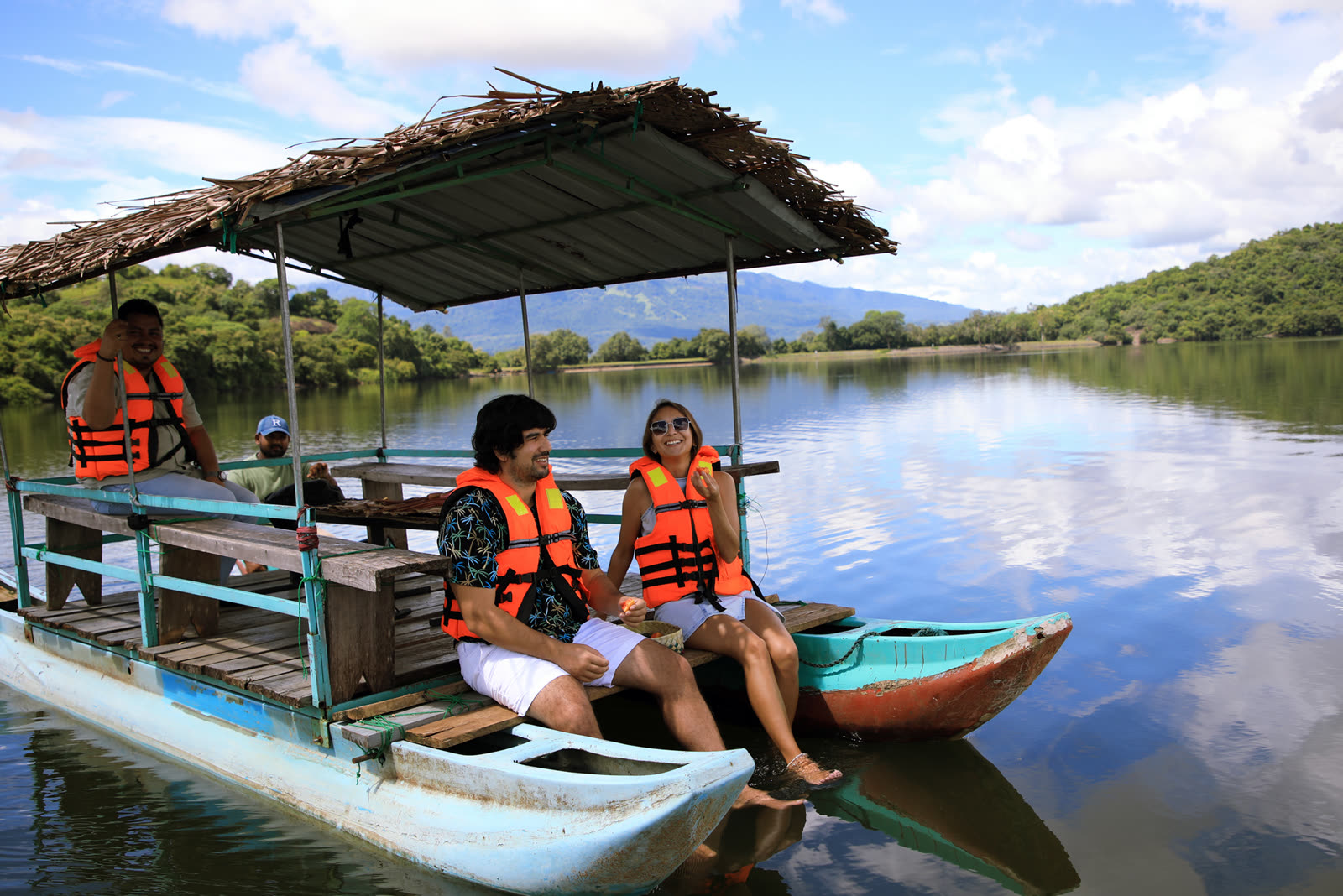 Traditional boat ride on Sorabora Wewa reservoir